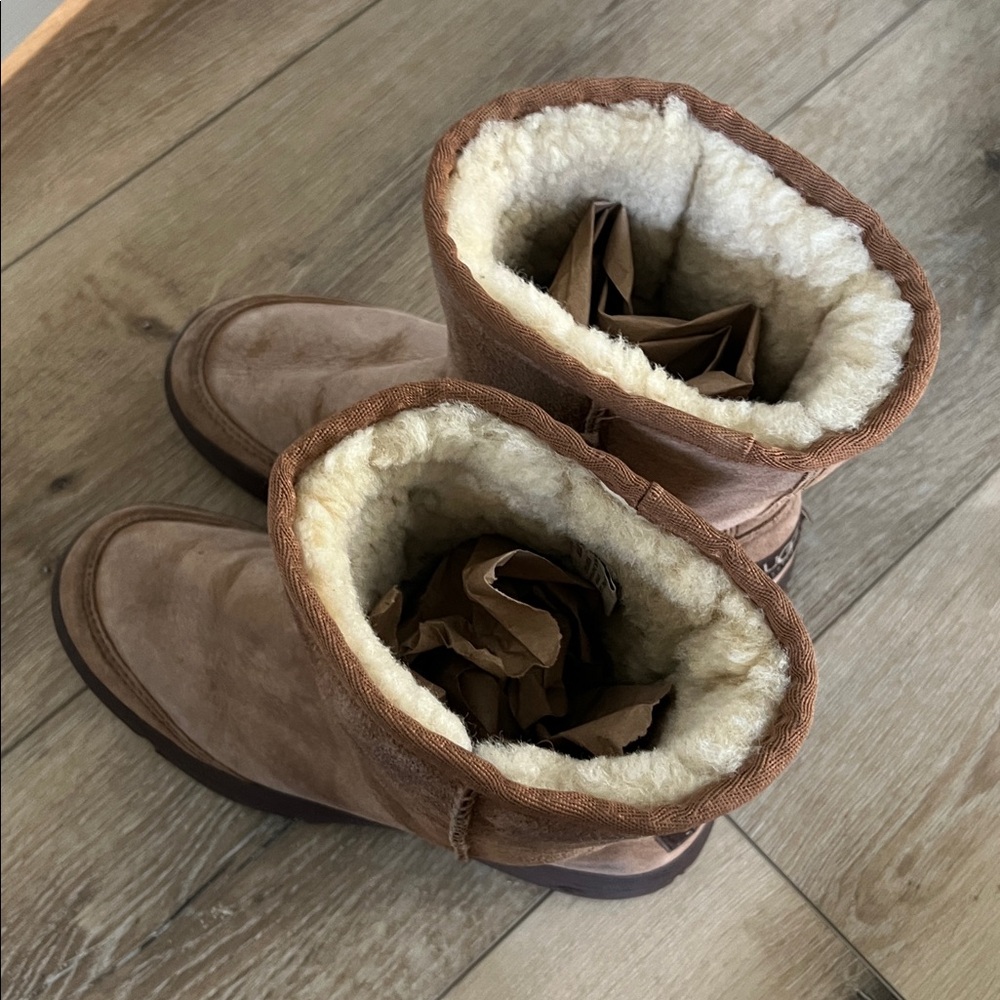 🛑 1 hour sale. UGG, size 7, Mid Height Tan Beige Suede Winter Boots - Picture 2 of 14
